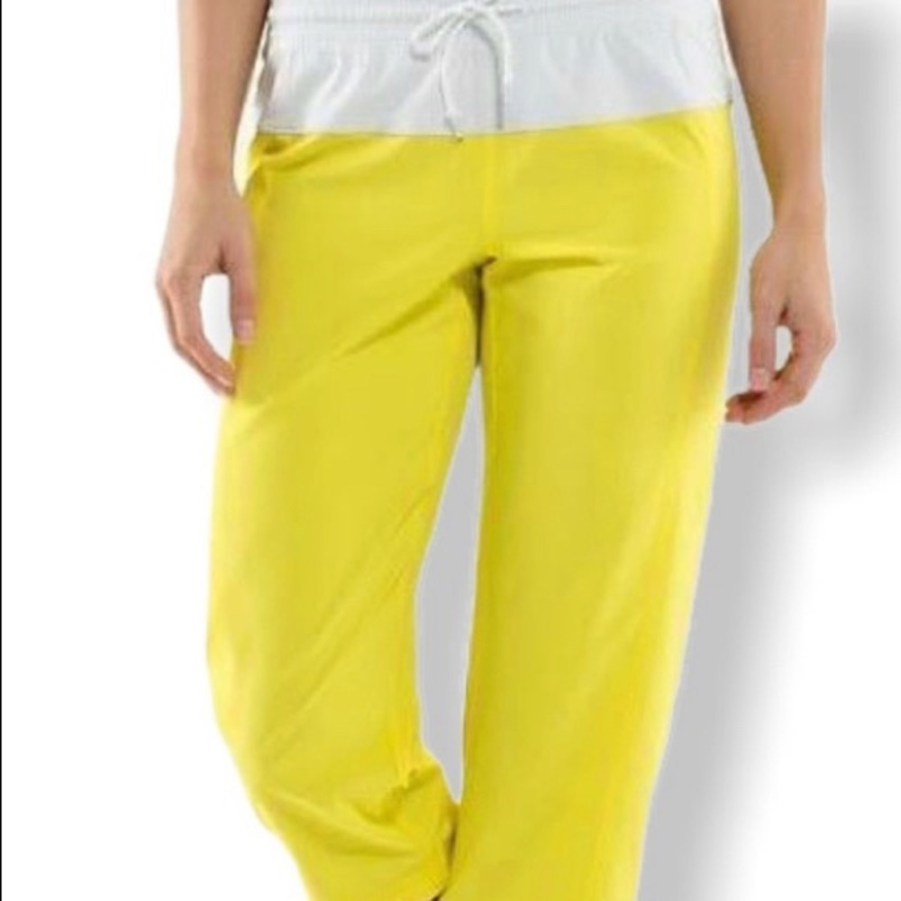 Lululemon Step Lively Crop Yellow size 10.